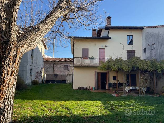 Casa accostata tricamere con giardino