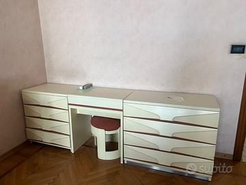 2 Cassettiere e toeletta con specchio e sgabello