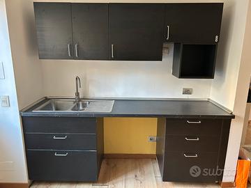 Cucina completa con forno e piano cottura