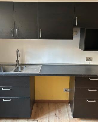 Cucina completa con forno e piano cottura