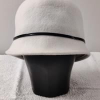 Cappello cloche Intrend in feltro panna con fascia