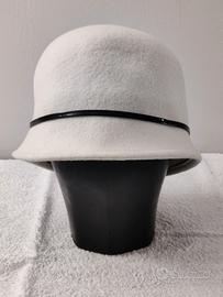 Cappello cloche Intrend in feltro panna con fascia