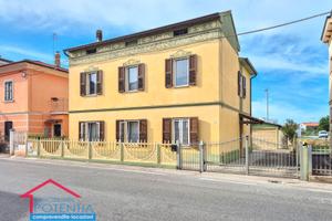 Casa singola con giardino e garage