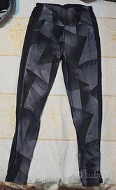 Leggings sportivi Decathlon neri e grigi