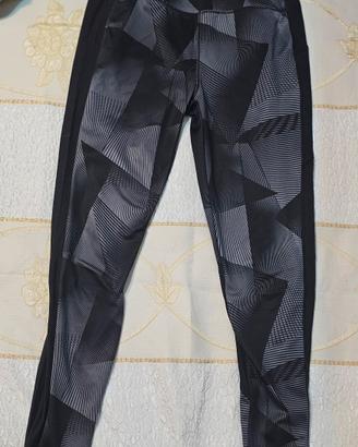 Leggings sportivi Decathlon neri e grigi