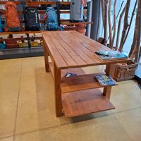 Tavolo in legno da negozio o garge. 