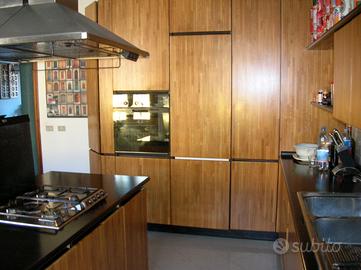 Appartamento su 2 livelli con doppi box e cantine