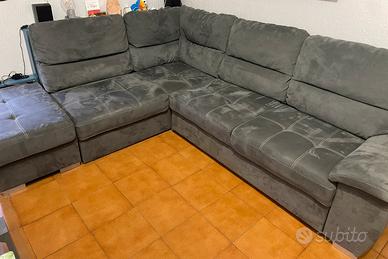 Divano con poggiapiedi estraibile+pouf contenitore