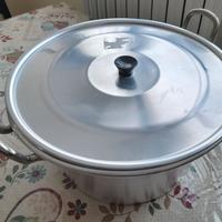 Pentola in alluminio con coperchio