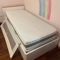 Materasso standard singolo, praticamente nuovo.