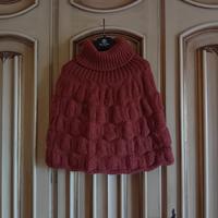 cappa corta in lana lavorata a mano.