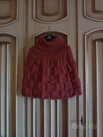 cappa corta in lana lavorata a mano.