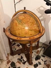 Portabevande mappamondo in legno