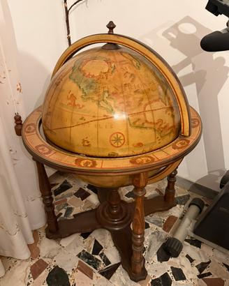 Portabevande mappamondo in legno