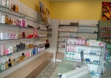 Arredo attivita' commerciale