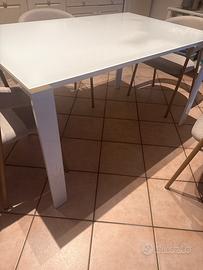 Tavolo da cucina bianco con piano in vetro laccato