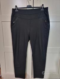 Pantaloni neri caldi ed eleganti