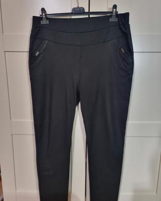 Pantaloni neri caldi ed eleganti