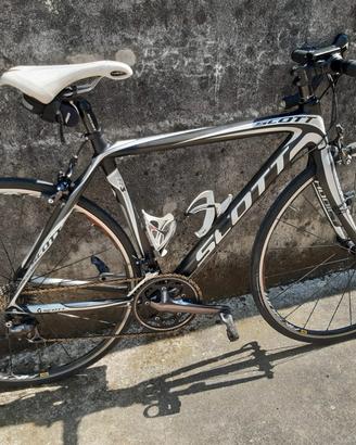 bici da corsa Scott in carbonio 
