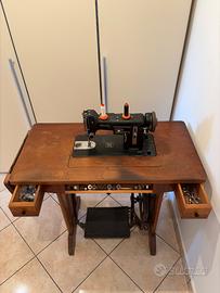 Macchina da cucire d'epoca Necchi BU con mobile