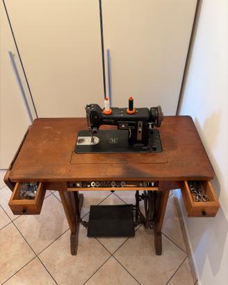 Macchina da cucire d'epoca Necchi BU con mobile