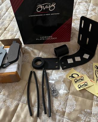 Porta targa laterale e pastiglie freni per custom