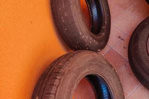 4 pneumatici (155/80/R13)usati con cerchi