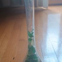 Vasetto vintage per fiori con vetrini verdi 