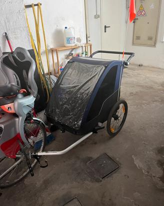 Carrellino per due bambini, bicicletta e piedi