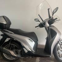 SH 150 grigio completo di parabrezza e bauletto