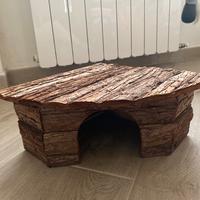 Casetta angolare in legno per piccoli animali