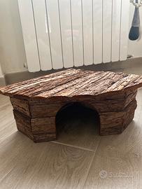 Casetta angolare in legno per piccoli animali