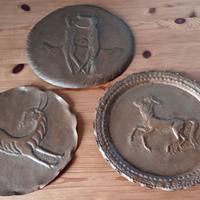 Tre piatti in rame decorativi da parete