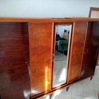 Armadio vintage con lo specchio
