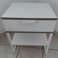 Coppia di comodini bianchi