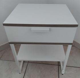 Coppia di comodini bianchi