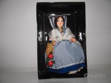 Bambola Regionale Italiana con Vestito Blu e Cesta