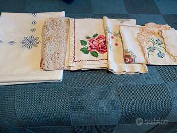 Tovaglie,tovaglioli anni '50,ricami a mano.