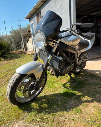 Suzuki sv 650 del 2005 a pezi per motore rotto