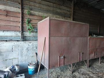 Silos in metallo per stoccaggio.