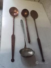 Mestoli in rame antichi