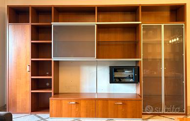 Libreria soggiorno con vetrine e mobile TV
