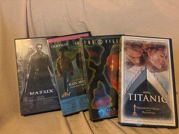 4 film cassette Titanic The X files Rain Man e Mat