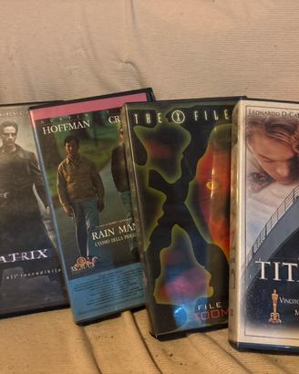 4 film cassette Titanic The X files Rain Man e Mat