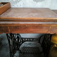 Macchina da cucire Singer d'epoca con base in ferr