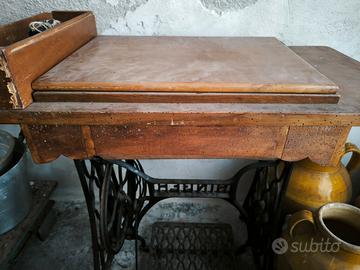 Macchina da cucire Singer d'epoca con base in ferr