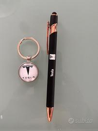 Set di  porta chiave e penna Tesla. Nuovo