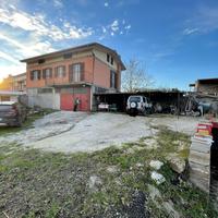 Villa bifamiliare con terreno edificabile