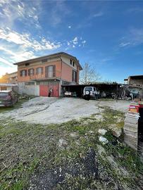Villa bifamiliare con terreno edificabile