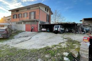 Villa bifamiliare con terreno edificabile